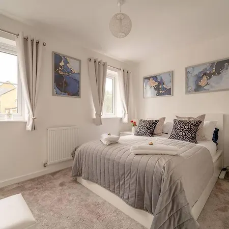 Stylish 3 Bed, 3 Bath, Garden & Drive For 2 Cars Villa Colne  Exterior photo