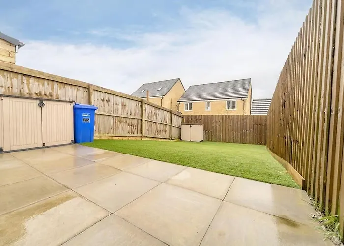 Stylish 3 Bed, 3 Bath, Garden & Drive For 2 Cars
