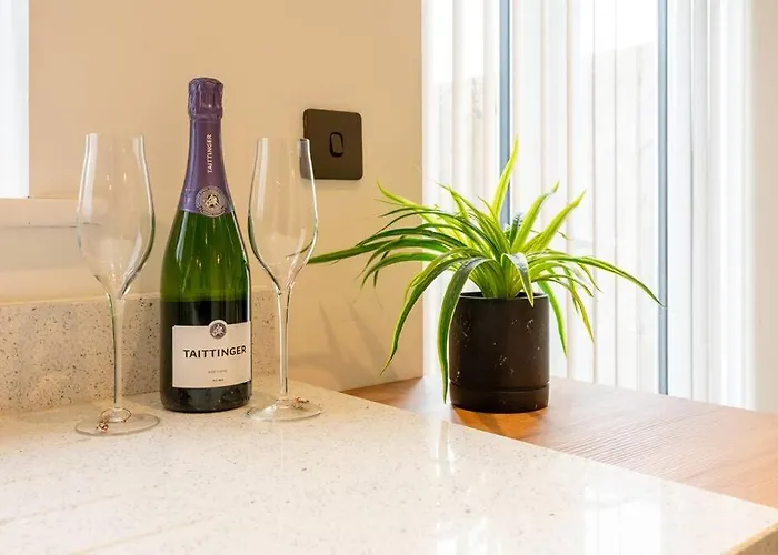 Stylish 3 Bed, 3 Bath, Garden & Drive For 2 Cars
