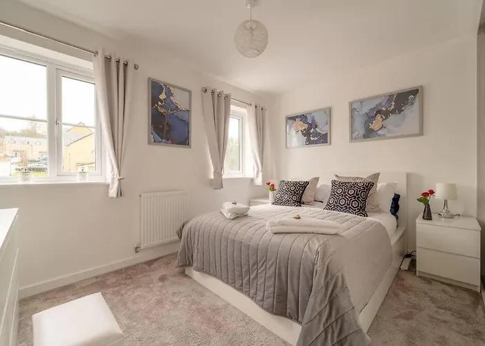Stylish 3 Bed, 3 Bath, Garden & Drive For 2 Cars