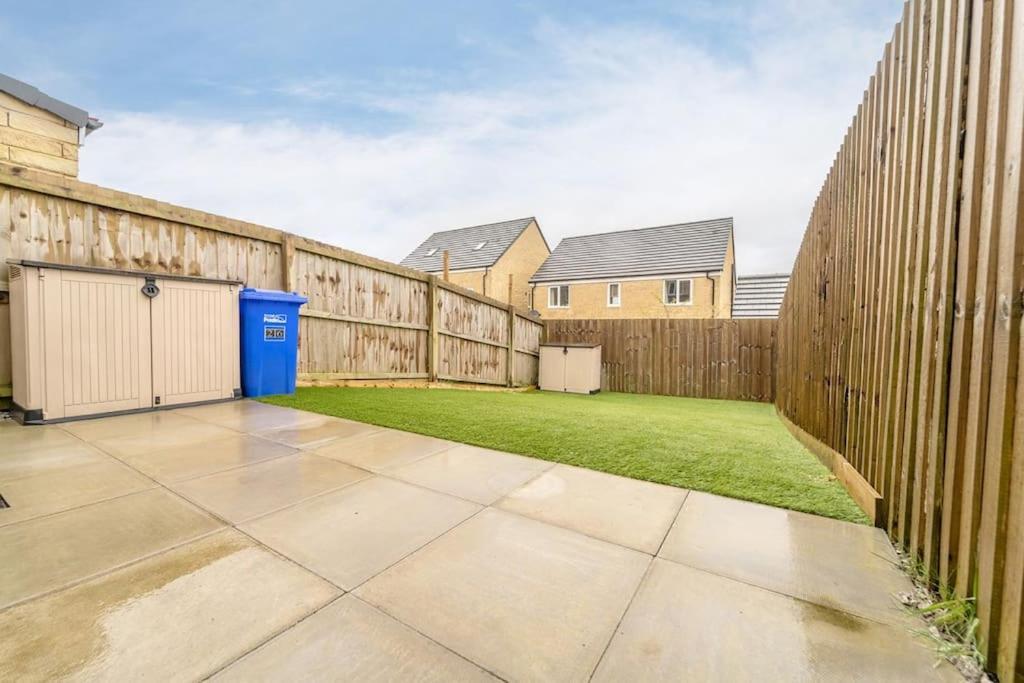 Stylish 3 Bed, 3 Bath, Garden & Drive For 2 Cars