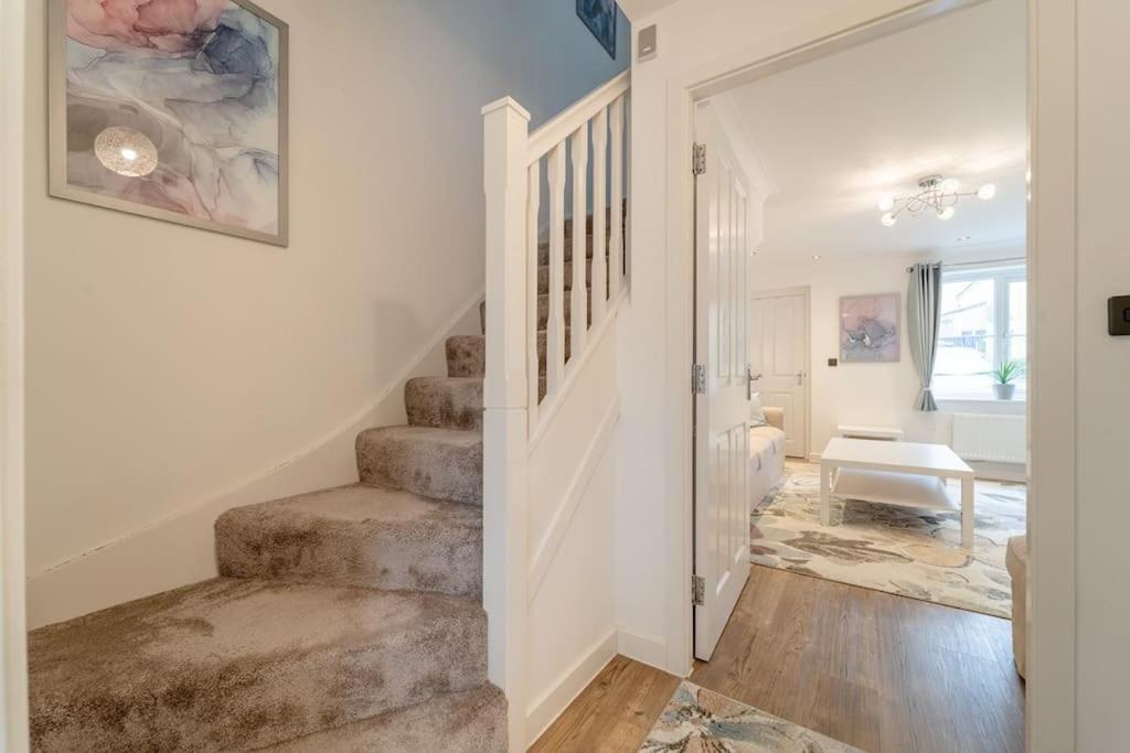 Stylish 3 Bed, 3 Bath, Garden & Drive For 2 Cars Colne (Lancashire)