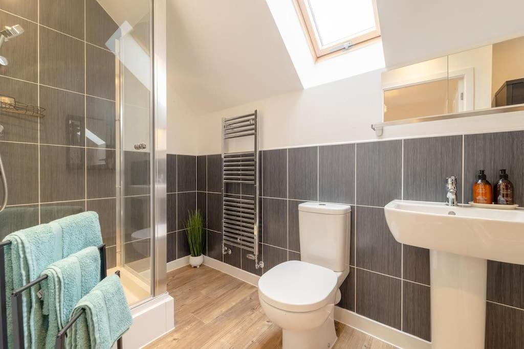 Stylish 3 Bed, 3 Bath, Garden & Drive For 2 Cars