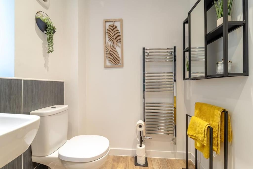 Stylish 3 Bed, 3 Bath, Garden & Drive For 2 Cars