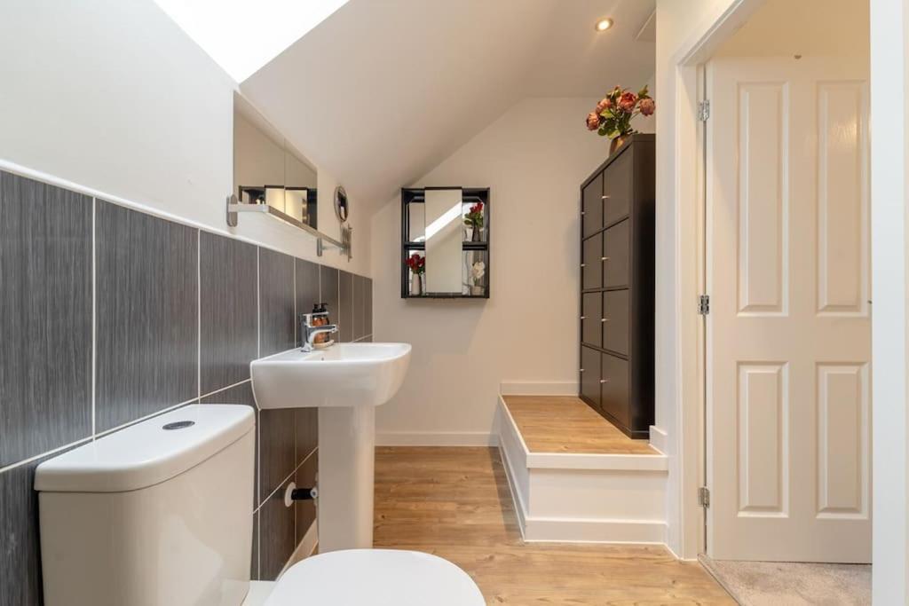 Stylish 3 Bed, 3 Bath, Garden & Drive For 2 Cars Colne (Lancashire)