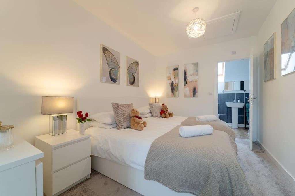 Stylish 3 Bed, 3 Bath, Garden & Drive For 2 Cars Colne (Lancashire)