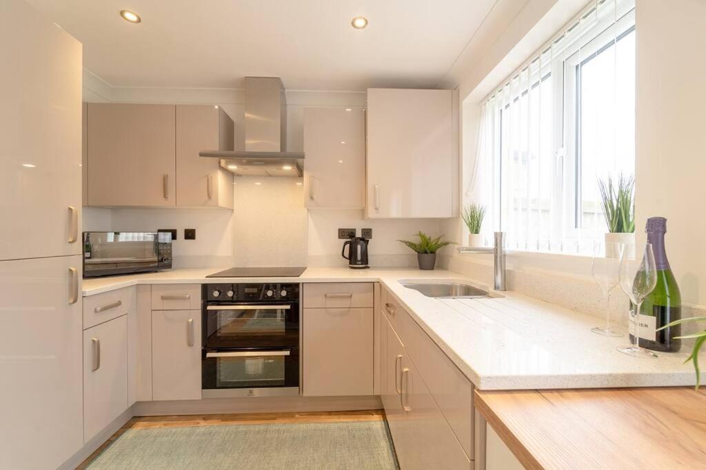 Holiday home Stylish 3 Bed, 3 Bath, Garden & Drive For 2 Cars
