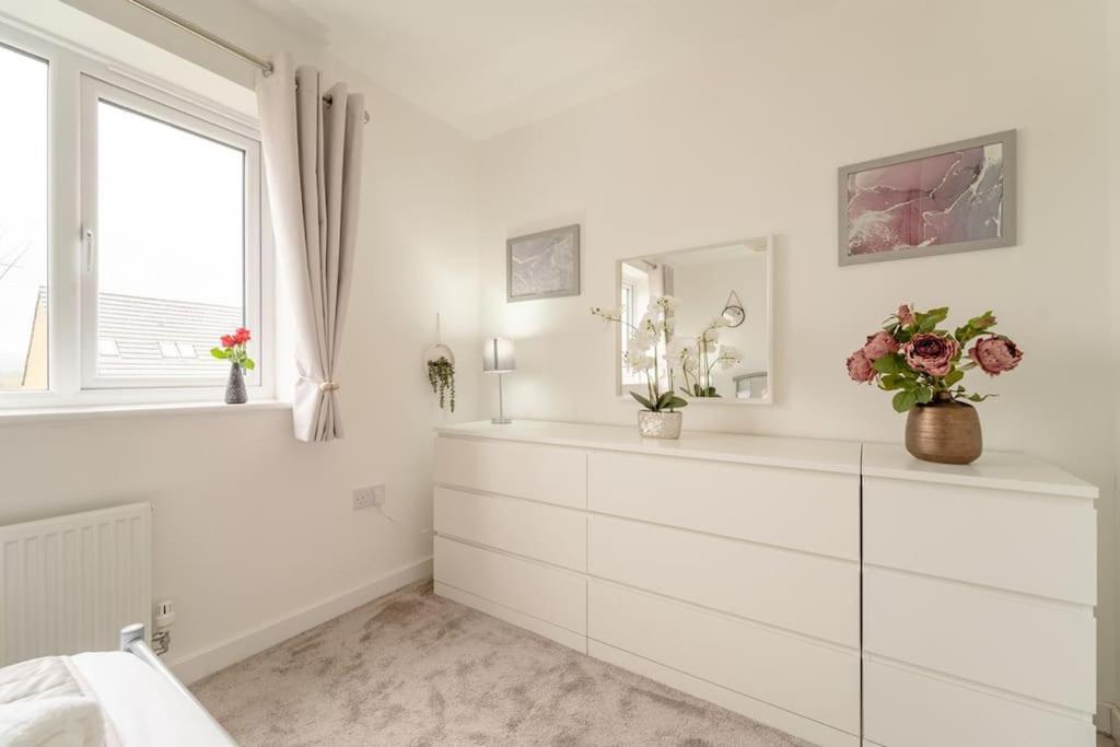 Stylish 3 Bed, 3 Bath, Garden & Drive For 2 Cars Colne (Lancashire)