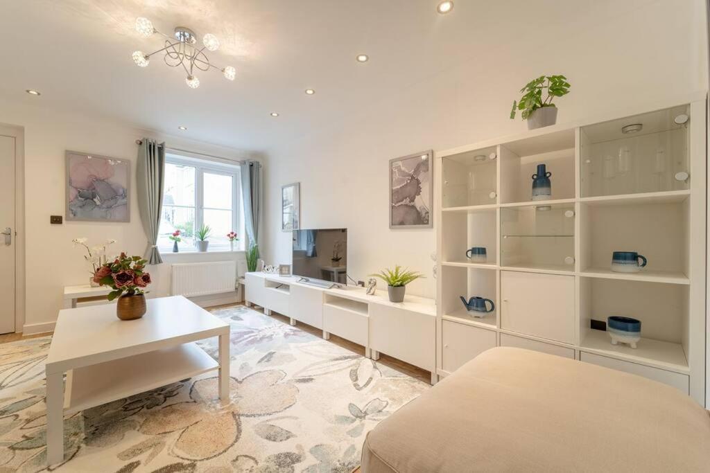 Holiday home Stylish 3 Bed, 3 Bath, Garden & Drive For 2 Cars