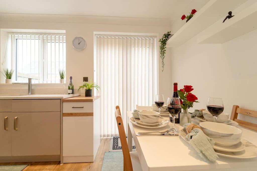Stylish 3 Bed, 3 Bath, Garden & Drive For 2 Cars Colne (Lancashire)