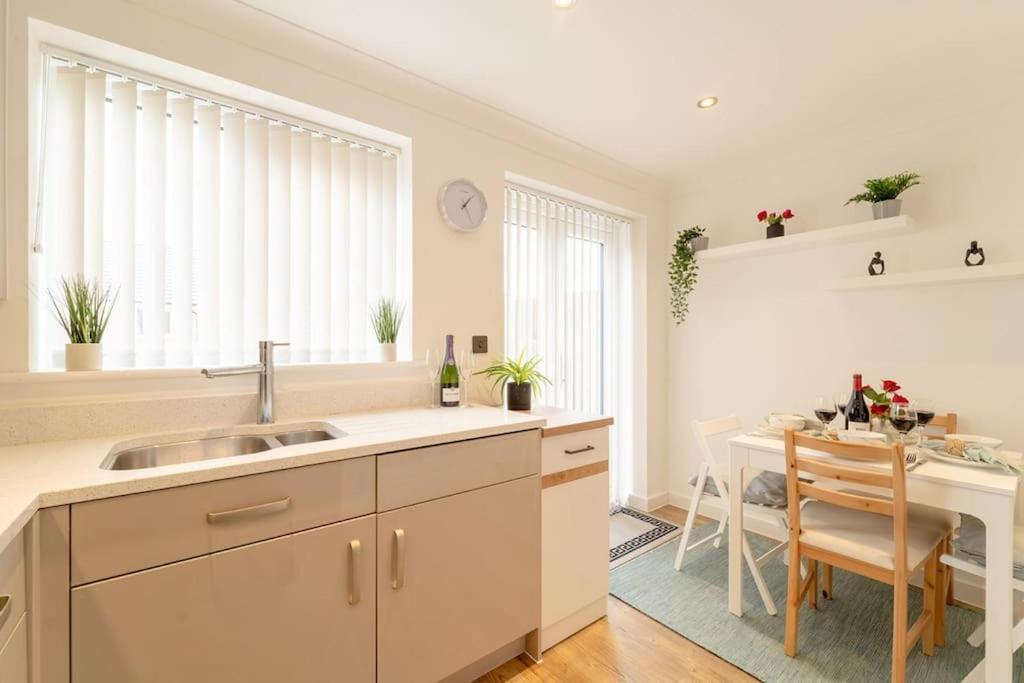 Stylish 3 Bed, 3 Bath, Garden & Drive For 2 Cars