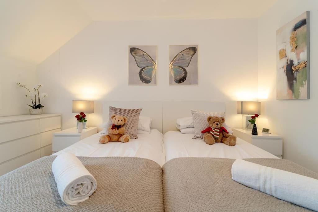 Stylish 3 Bed, 3 Bath, Garden & Drive For 2 Cars Colne (Lancashire)